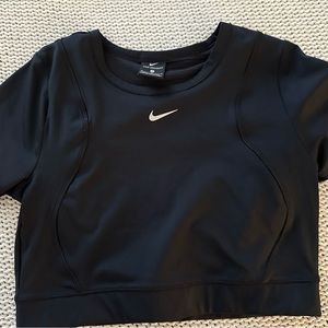 Nike cropped aeroadapt workout top